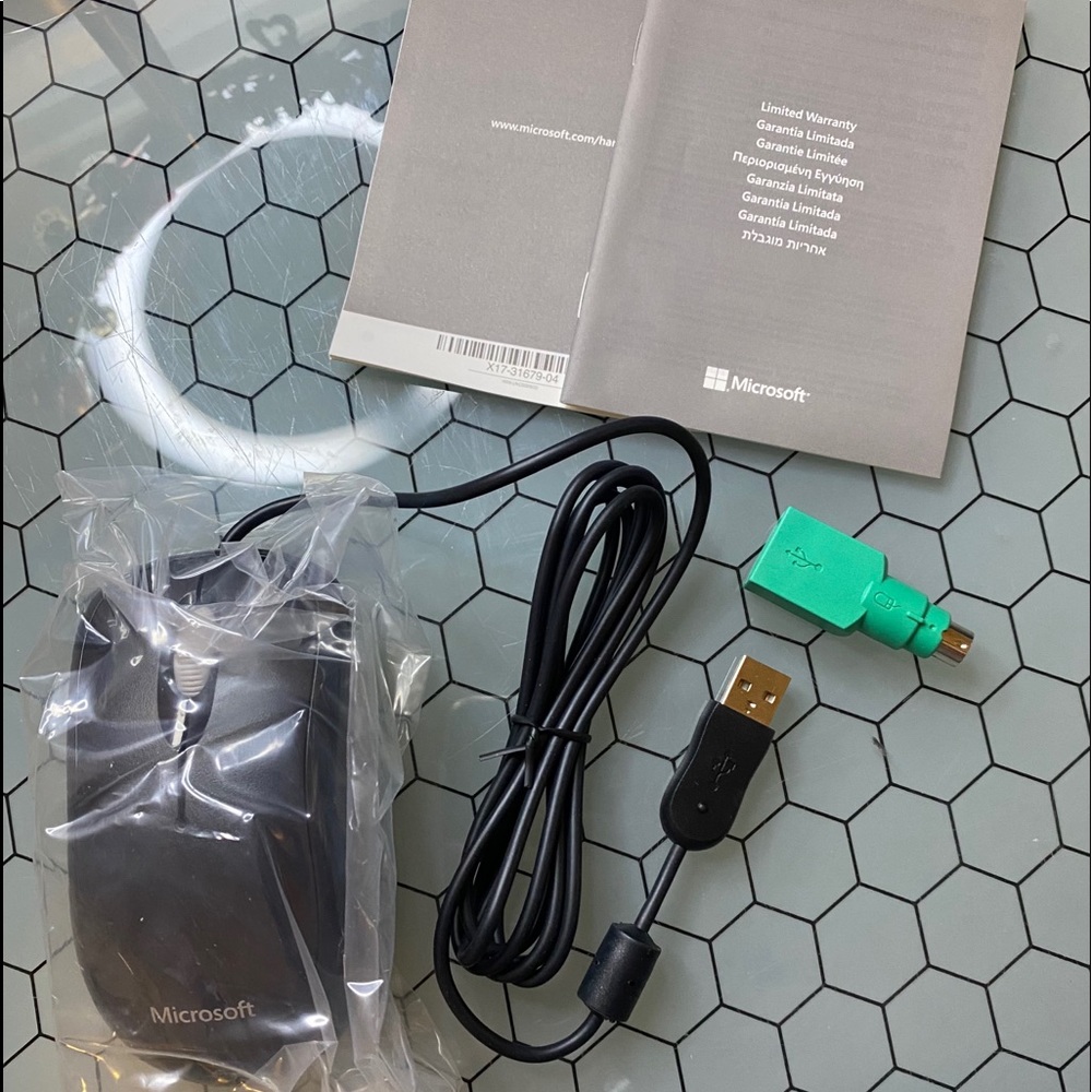 Microsoft Basic Optical Mouse - Picture 1 of 3